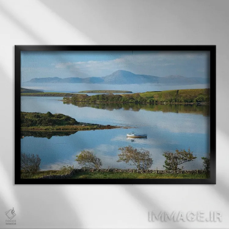 تابلو منظرهٔ عرضی خلیج کلئو به سوی کرو پاتریک اول، شهرستان مایو، ایرلند اثر گارث مککورمک - نمای قابدار مشکی