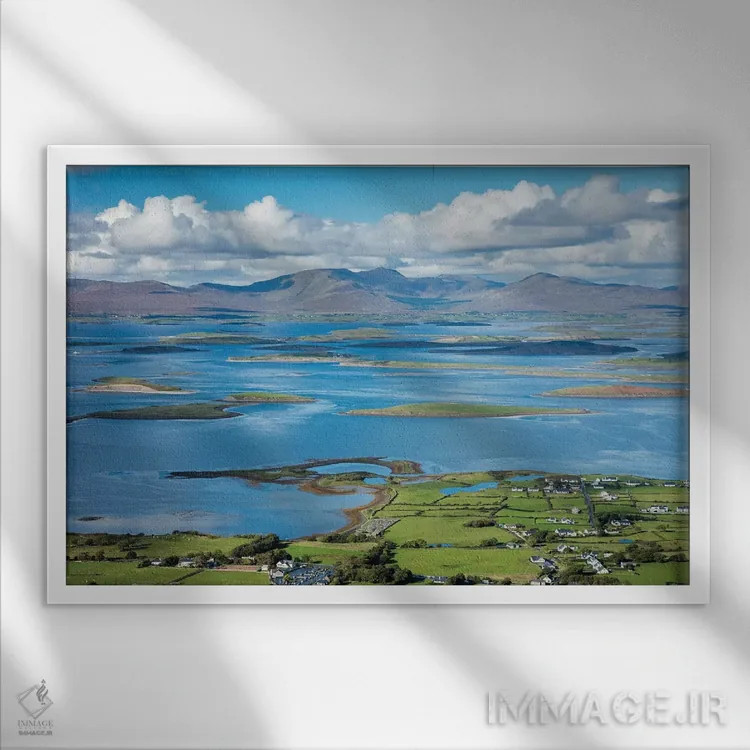 تابلو نمای عرضی خلیج کلئو از قله کرو پاتریک، شهرستان مایو، ایرلند اثر گارث مککورمک - نمای قابدار سفید