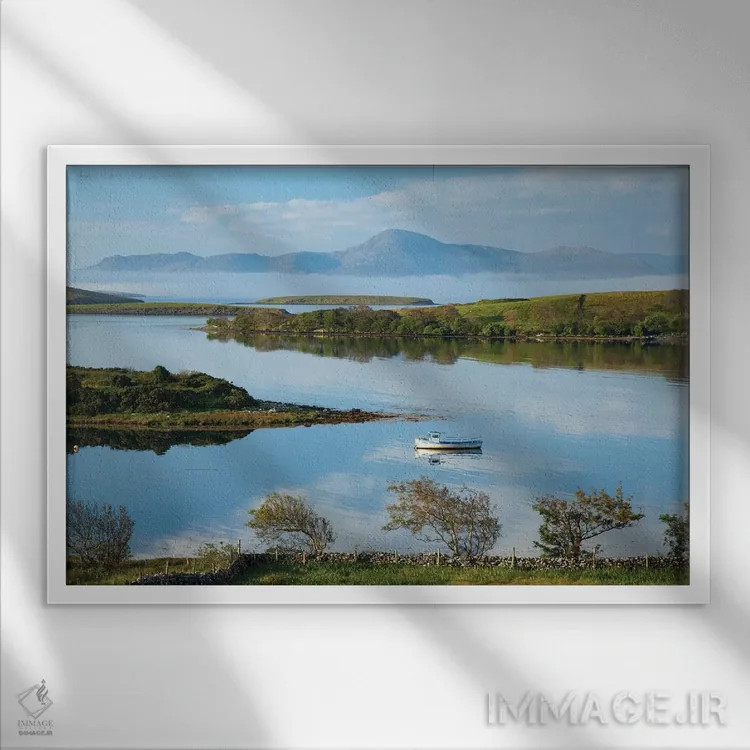 تابلو منظرهٔ عرضی خلیج کلئو به سوی کرو پاتریک اول، شهرستان مایو، ایرلند اثر گارث مککورمک - نمای قابدار سفید