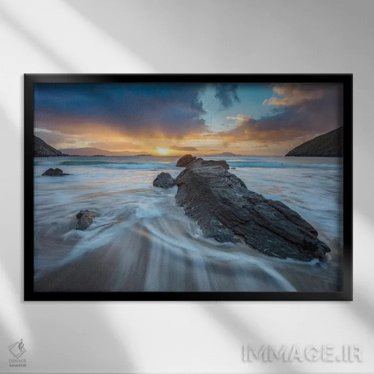 تابلو طلوع زمستانی اول، خلیج کیم، جزیره آکیل، شهرستان مایو، ایرلند اثر گارث مککورمک - نمای قابدار مشکی