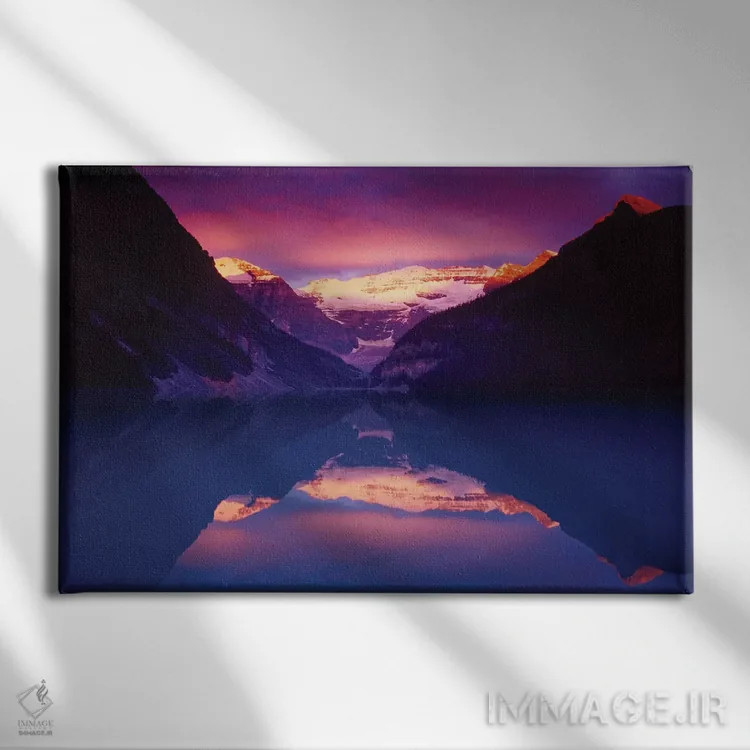 تابلو سپیدهدم دریاچه لوییز اثر گارث مککورمک - نمای روبهرو روی دیوار