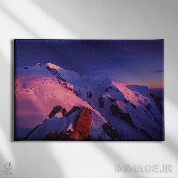 تابلو درخشش آلپن بر فراز مونبلان (آلپ فرانسه) اثر گارث مککورمک - نمای روبهرو روی دیوار