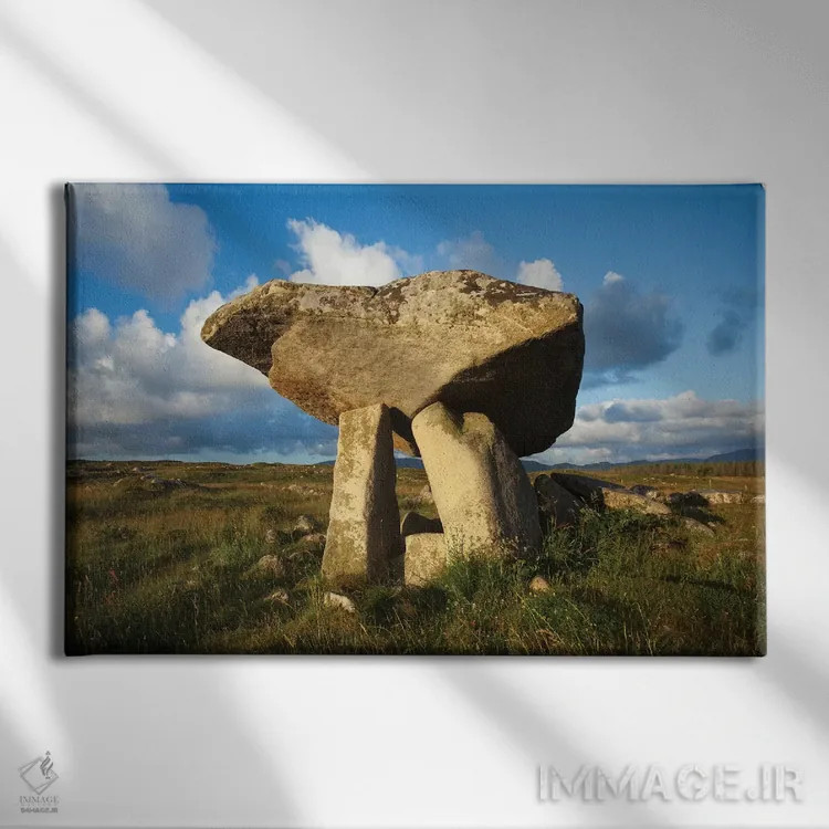 تابلو قبر دولمن کیلکلونی، دونگال، ایرلند اثر گارث مککورمک - نمای روبهرو روی دیوار