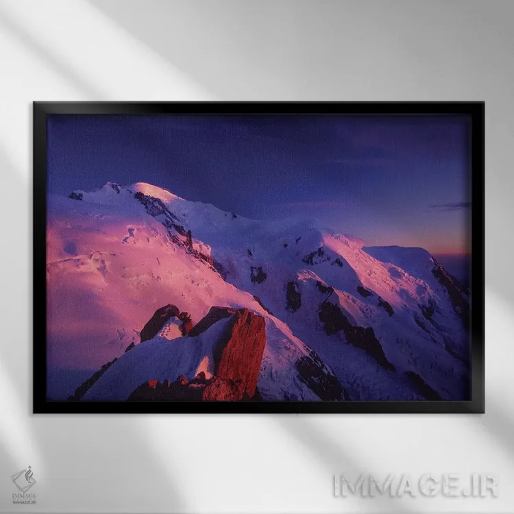 تابلو درخشش آلپن بر فراز مونبلان (آلپ فرانسه) اثر گارث مککورمک - نمای قابدار مشکی