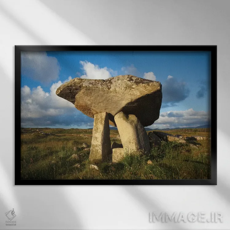 تابلو قبر دولمن کیلکلونی، دونگال، ایرلند اثر گارث مککورمک - نمای قابدار مشکی