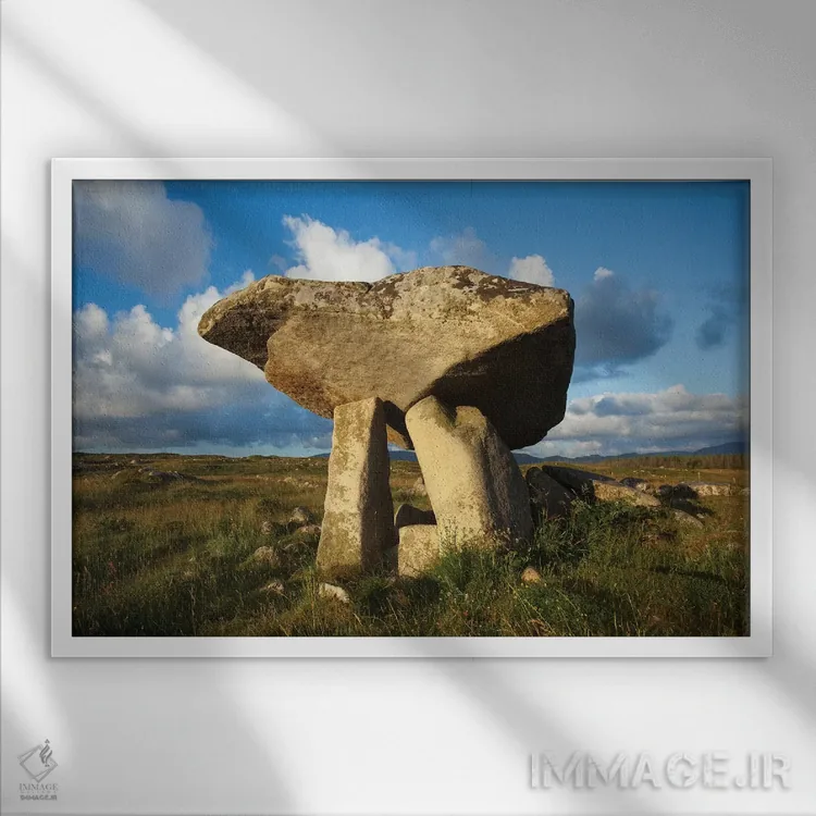 تابلو قبر دولمن کیلکلونی، دونگال، ایرلند اثر گارث مککورمک - نمای قابدار سفید