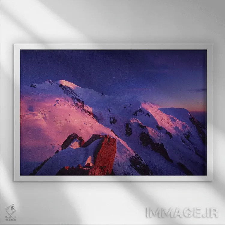تابلو درخشش آلپن بر فراز مونبلان (آلپ فرانسه) اثر گارث مککورمک - نمای قابدار سفید