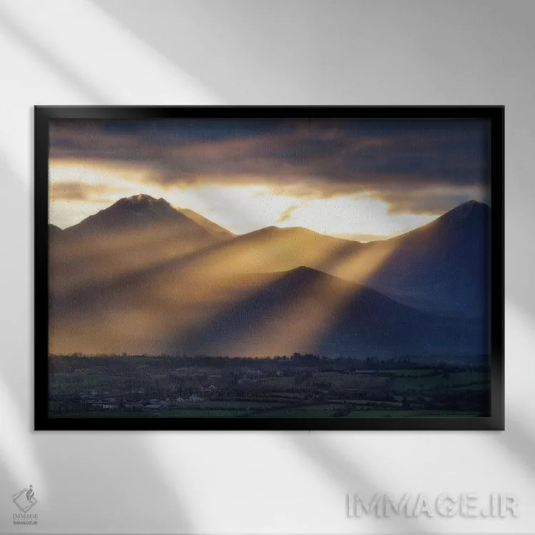 تابلو پرتوهای گرگومیش، کوههای ماگیلیکادی، شهرستان کری، استان مانستر، جمهوری ایرلند اثر گارث مککورمک - نمای قابدار مشکی