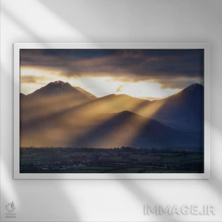 تابلو پرتوهای گرگومیش، کوههای ماگیلیکادی، شهرستان کری، استان مانستر، جمهوری ایرلند اثر گارث مککورمک - نمای قابدار سفید