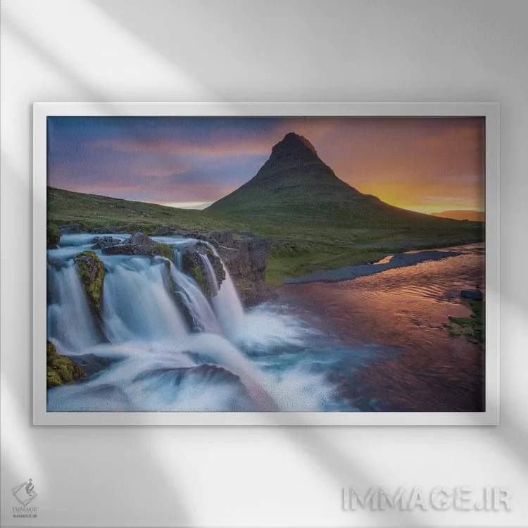 تابلو طلوع بالای کیرکیوفل و آبشار کیرکیوفلسفوس دوم، گروندارفیوردور، شبهجزیره اسنافلسنس، وستورلند، ایسلند اثر گارث مککورمک - نمای قابدار سفید