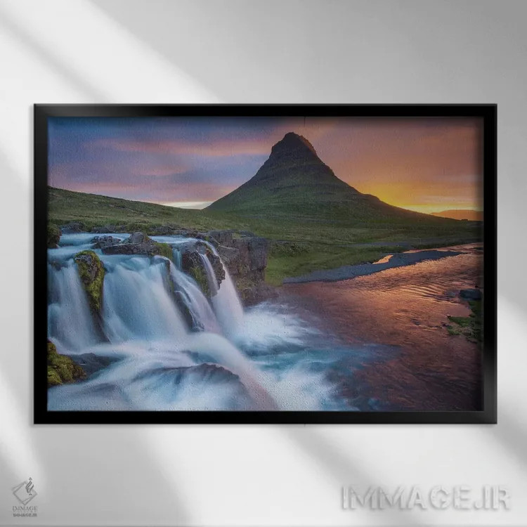تابلو طلوع بالای کیرکیوفل و آبشار کیرکیوفلسفوس دوم، گروندارفیوردور، شبهجزیره اسنافلسنس، وستورلند، ایسلند اثر گارث مککورمک - نمای قابدار مشکی