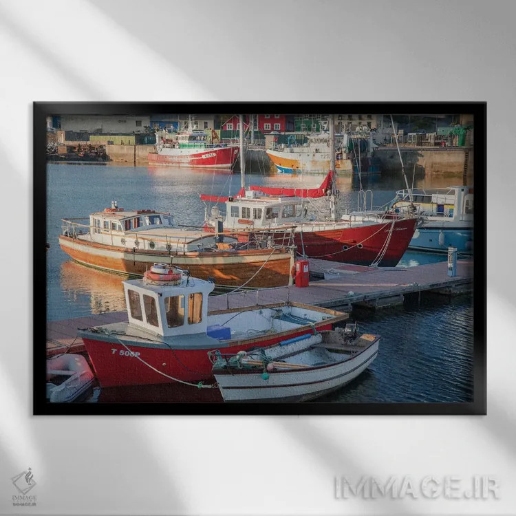 تابلو قایقهای ماهیگیری اول، بندر باورگل، شهرستان کری، استان مانستر، جمهوری ایرلند اثر گارث مککورمک - نمای قابدار مشکی