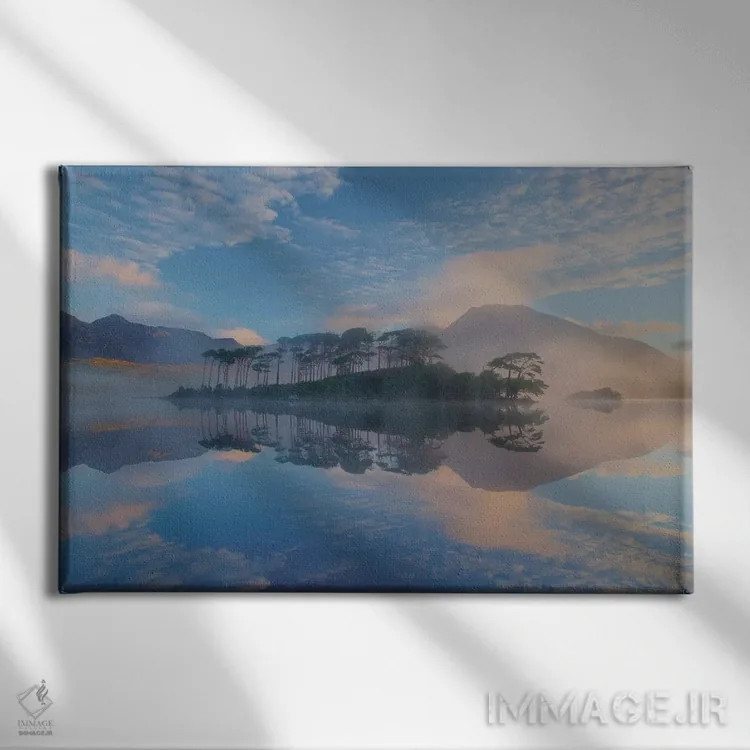 تابلو انعکاس صبحگاهی مهآلود از کوههای توئلو بنز اول، دریاچه دریکلر، کونمارا، شهرستان گالوی، استان کوناکت، جمهوری ایرلند اثر گارث مککورمک - نمای روبهرو روی دیوار
