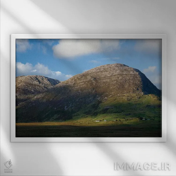 تابلو کوه ناکناهیلیون، رشتهکوه مامترک، کونمارا، شهرستان گالوی، استان کوناکت، جمهوری ایرلند اثر گارث مککورمک - نمای قابدار سفید