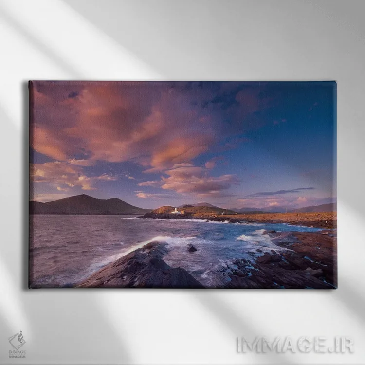 تابلو غروب بالای فانوس دریایی کرامول پوینت، جزیره والنتیا، شهرستان کری، استان مانستر، جمهوری ایرلند اثر گارث مککورمک - نمای روبهرو روی دیوار