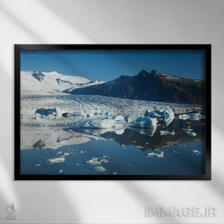 تابلو بازتاب یخچال فجیالسجوکول اول، دریاچه یخچالی فجیالسارلون، پارک ملی واتنایوکول، سودورلند، ایسلند اثر گارث مککورمک - نمای قابدار مشکی