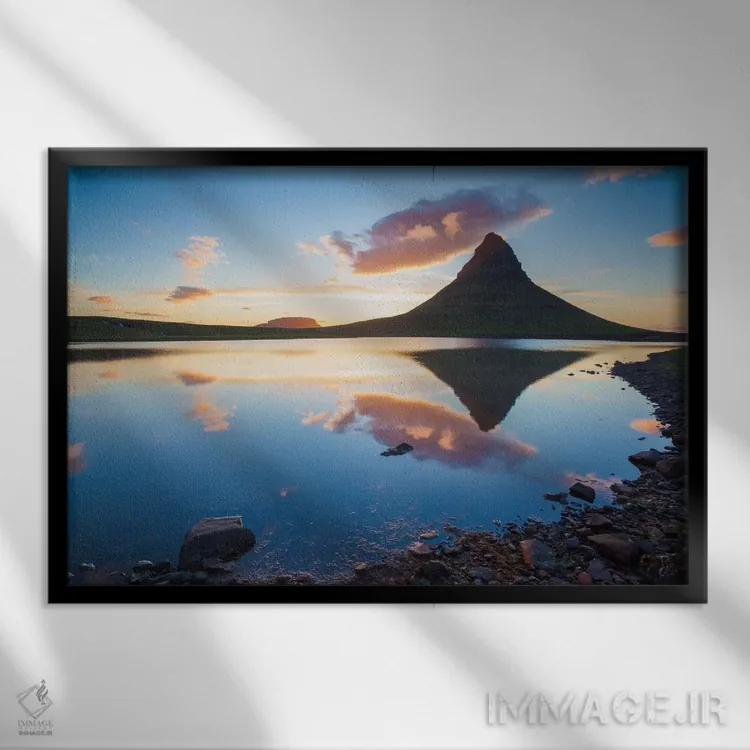 تابلو انعکاس غروب، کیرکیوفل، گروندارفیوردور، شبهجزیره اسنافلسنس، وستورلند، ایسلند اثر گارث مککورمک - نمای قابدار مشکی