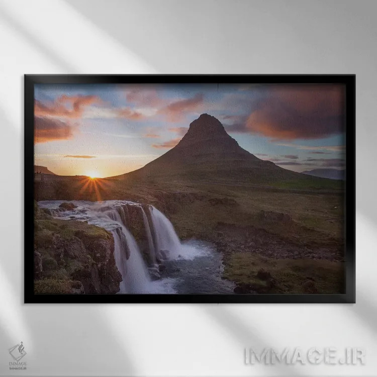 تابلو غروب بالای کیرکیوفل و آبشار کیرکیوفلسفوس اول، گروندارفیوردور، شبهجزیره اسنافلسنس، وستورلند، ایسلند اثر گارث مککورمک - نمای قابدار مشکی