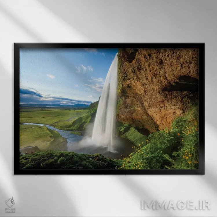 تابلو آبشار سلیالاندسفوس دوم، سودورلند، ایسلند اثر گارث مککورمک - نمای قابدار مشکی