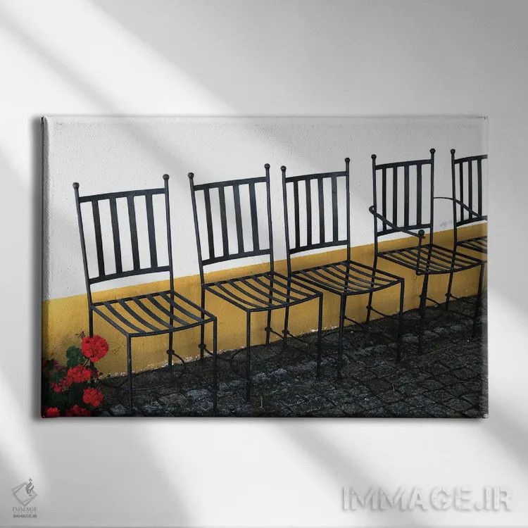 تابلو صندلیهای عتیقه اثر گیلیارد برسسان - نمای روبهرو روی دیوار