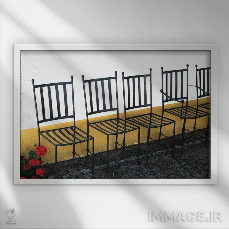 تابلو صندلیهای عتیقه اثر گیلیارد برسسان - نمای قابدار سفید