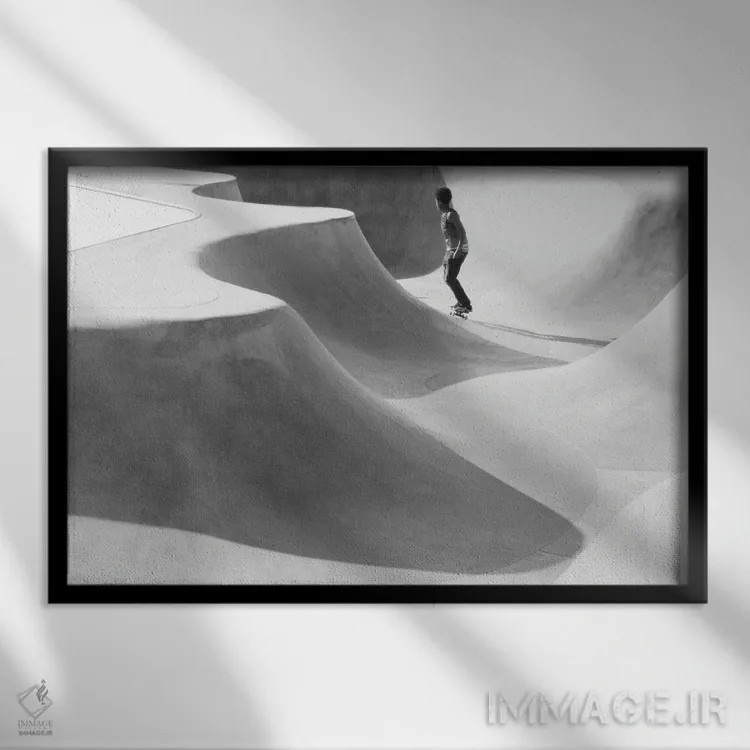 تابلو اسکیتباز زیر ماه اثر گیلیارد برسسان - نمای قابدار مشکی