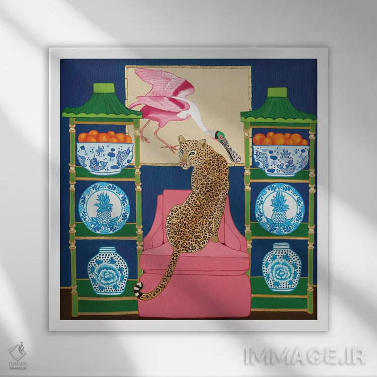 تابلو یوزپلنگ چینی در اتاق نشیمن با کوزه زنجبیلی آبیسفید و منقار قاشقی رزفام اثر گرین ارکید بوتیک (بوتیک هنری) - نمای قابدار سفید