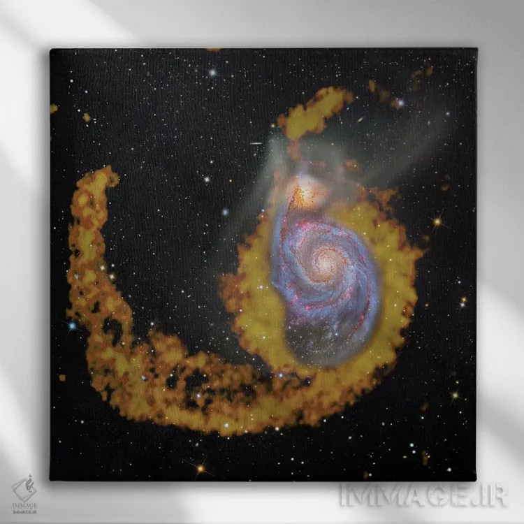 تابلو ام۵۱، تصویر ترکیبی کهکشان گردابی (موج رادیویی و نور مرئی) اثر رابرت گندلر - نمای روبهرو روی دیوار