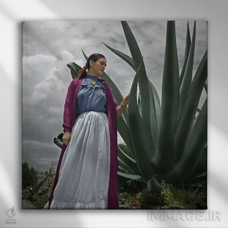 تابلو فریدا کالو (۱۹۰۷–۱۹۵۴، هنرمند) اثر تونی فریسل (عکاس زن آمریکایی) - نمای روبهرو روی دیوار