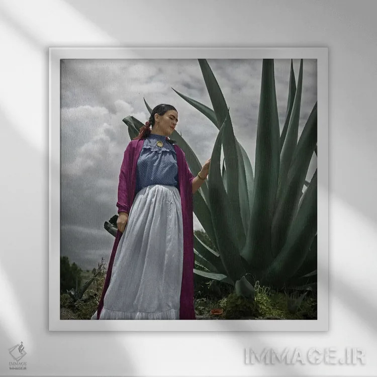 تابلو فریدا کالو (۱۹۰۷–۱۹۵۴، هنرمند) اثر تونی فریسل (عکاس زن آمریکایی) - نمای قابدار سفید