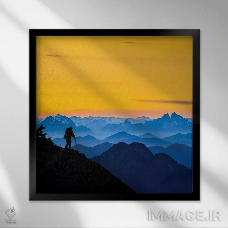 تابلو Washington State. A backpacker descending from the Skyline Divide at sunset.,کولهپشتی بهدوشی در حال پایین آمدن از اسکایلاین دیوایْد در غروب، واشنگتن اثر گری لوهِم - نمای قابدار مشکی