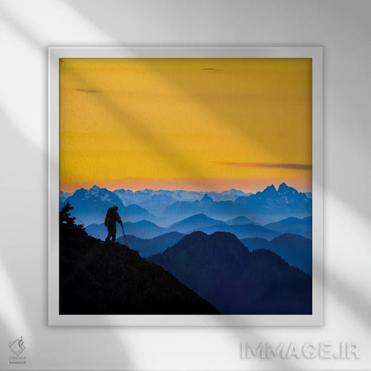 تابلو Washington State. A backpacker descending from the Skyline Divide at sunset.,کولهپشتی بهدوشی در حال پایین آمدن از اسکایلاین دیوایْد در غروب، واشنگتن اثر گری لوهِم - نمای قابدار سفید