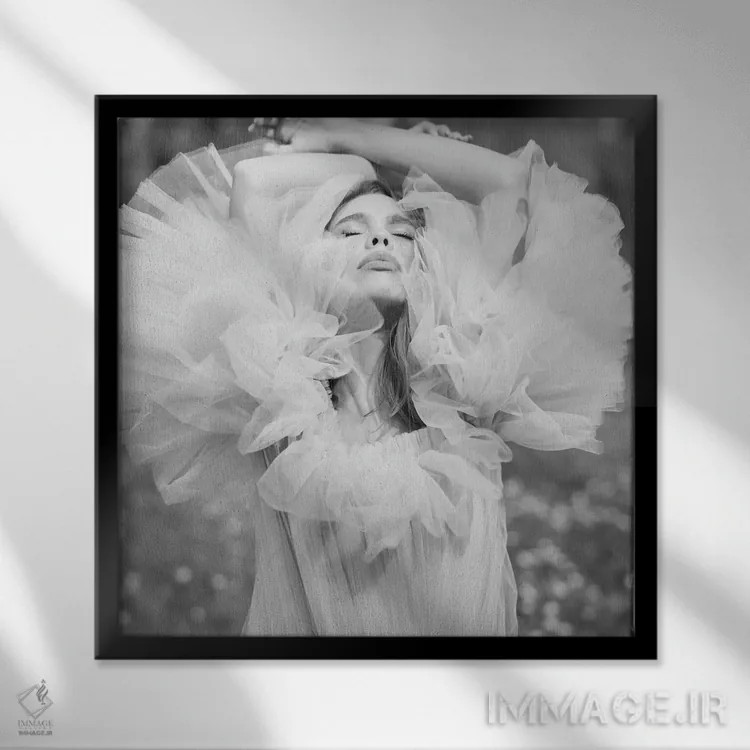 تابلو پرتره هنری بانوی زیبا با لباس سفید ۲ اثر جورج مایر - نمای قابدار مشکی