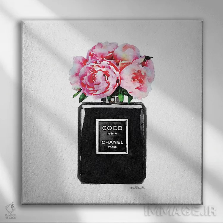تابلو عطر کوکو نویر با گل صدتومانی صورتی اثر آماندا گرینوود - نمای روبهرو روی دیوار