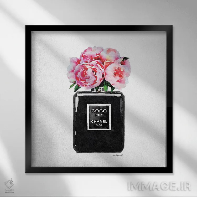 تابلو عطر کوکو نویر با گل صدتومانی صورتی اثر آماندا گرینوود - نمای قابدار مشکی