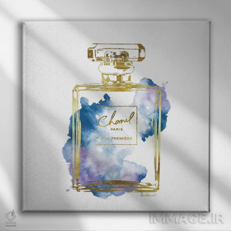 تابلو بطری عطر طلایی و آبی اثر آماندا گرینوود - نمای روبهرو روی دیوار