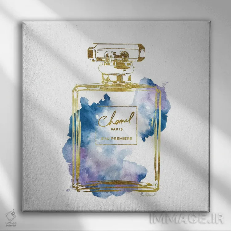تابلو بطری عطر طلایی و آبی اثر آماندا گرینوود - نمای روبهرو روی دیوار