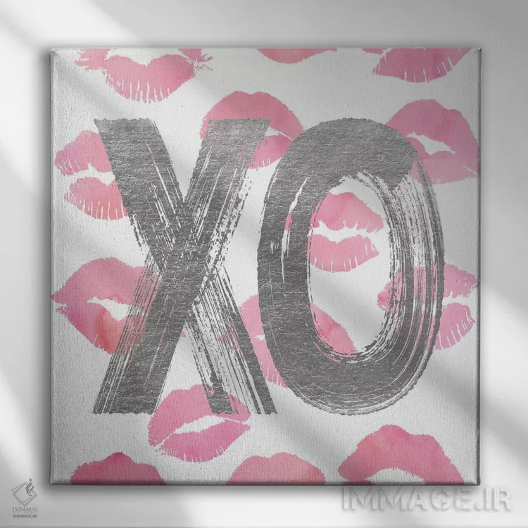 تابلو عشق OX نقرهای صورتی، مربع اثر آماندا گرینوود - نمای روبهرو روی دیوار