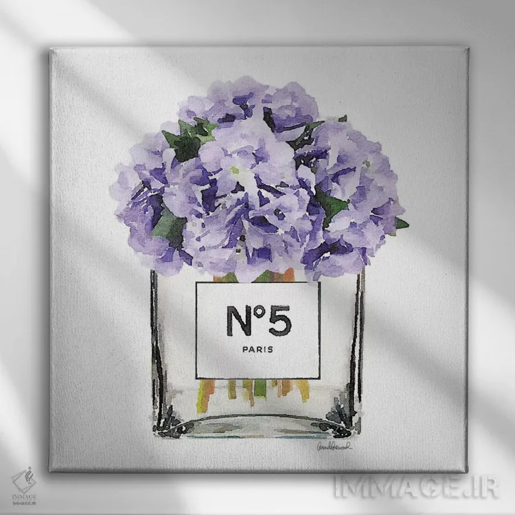 تابلو گلدان شماره ۵ با گل ادریسی بنفش اثر آماندا گرینوود - نمای روبهرو روی دیوار