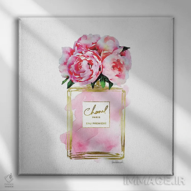 تابلو بطری عطر طلایی و صورتی با گل صدتومانی صورتی اثر آماندا گرینوود - نمای روبهرو روی دیوار