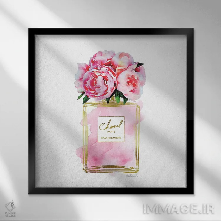 تابلو بطری عطر طلایی و صورتی با گل صدتومانی صورتی اثر آماندا گرینوود - نمای قابدار مشکی