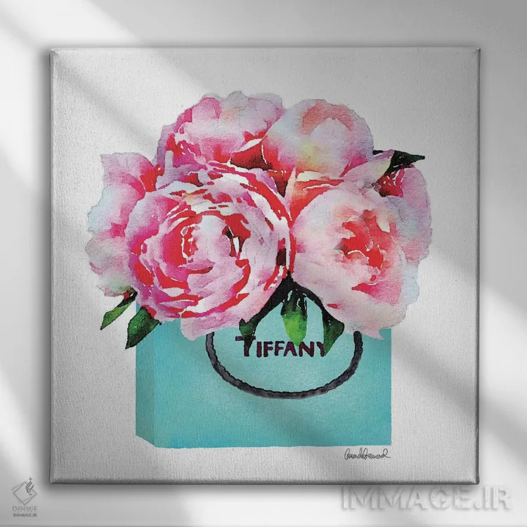 تابلو کیسه خرید فشن فیروزهای با گل صدتومانی صورتی اثر آماندا گرینوود - نمای روبهرو روی دیوار