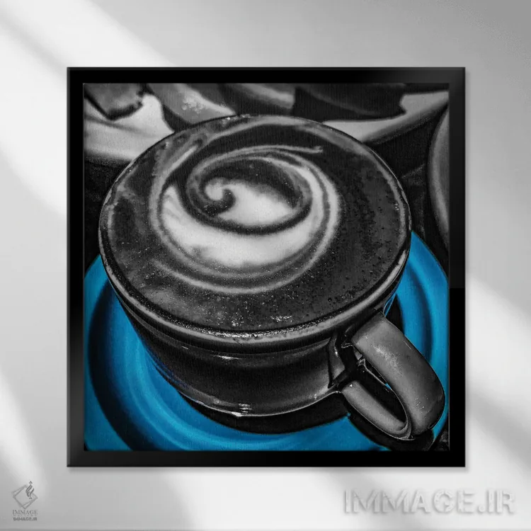 تابلو گرداب آبی لاته (نوشیدنی) اثر هایدی بنون - نمای قابدار مشکی
