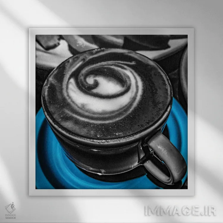 تابلو گرداب آبی لاته (نوشیدنی) اثر هایدی بنون - نمای قابدار سفید