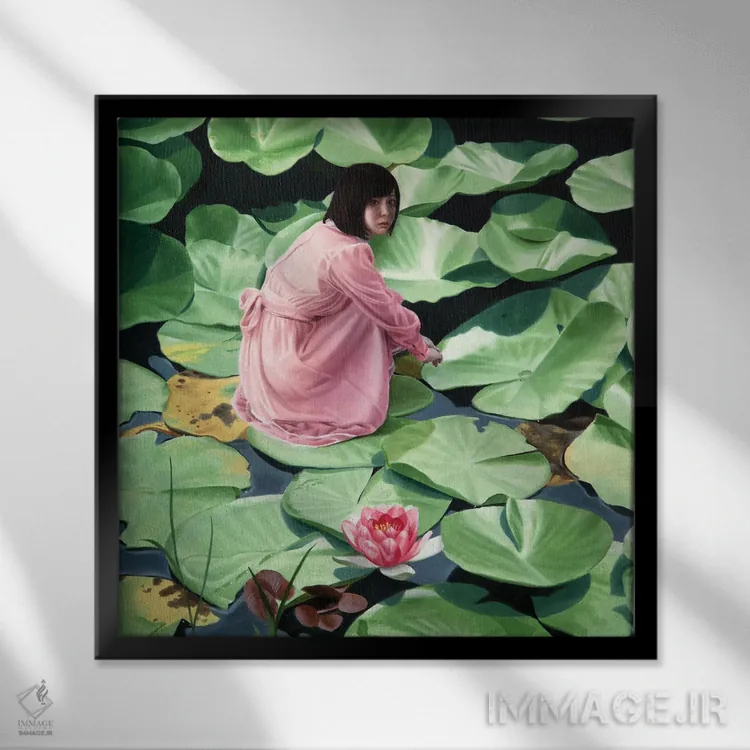 تابلو دوشیزه روی نیلوفر اثر تاکاهیرو هیربایاشی - نمای قابدار مشکی