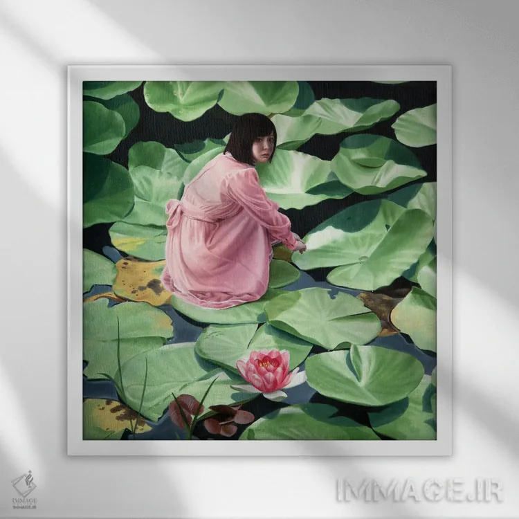 تابلو دوشیزه روی نیلوفر اثر تاکاهیرو هیربایاشی - نمای قابدار سفید