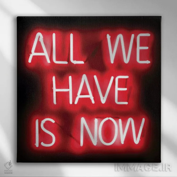 تابلو نئون تنها چیزی که داریم اکنون است قرمز روی مشکی اثر هیلی کار - نمای روبهرو روی دیوار