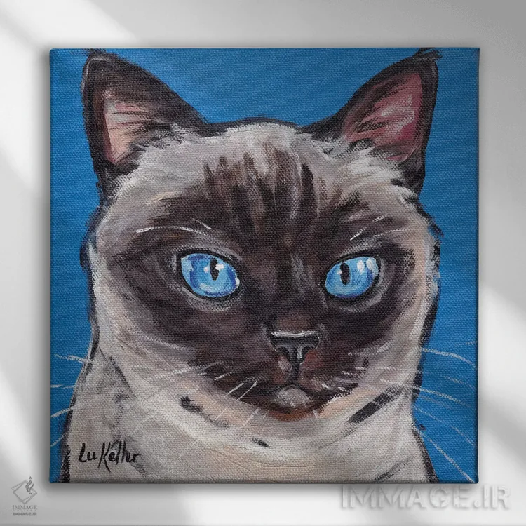 تابلو گربه سیامی روی آبی اثر هیپی هاوند استودیوز (استودیو هنری) - نمای روبهرو روی دیوار