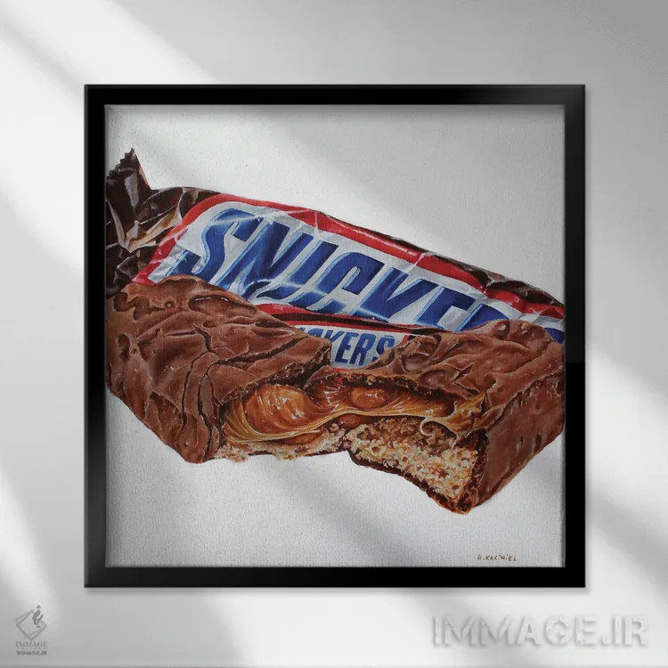 تابلو کاملاً دیوانه (واژهبازی با فندق) اثر هانا کاچینیل - نمای قابدار مشکی