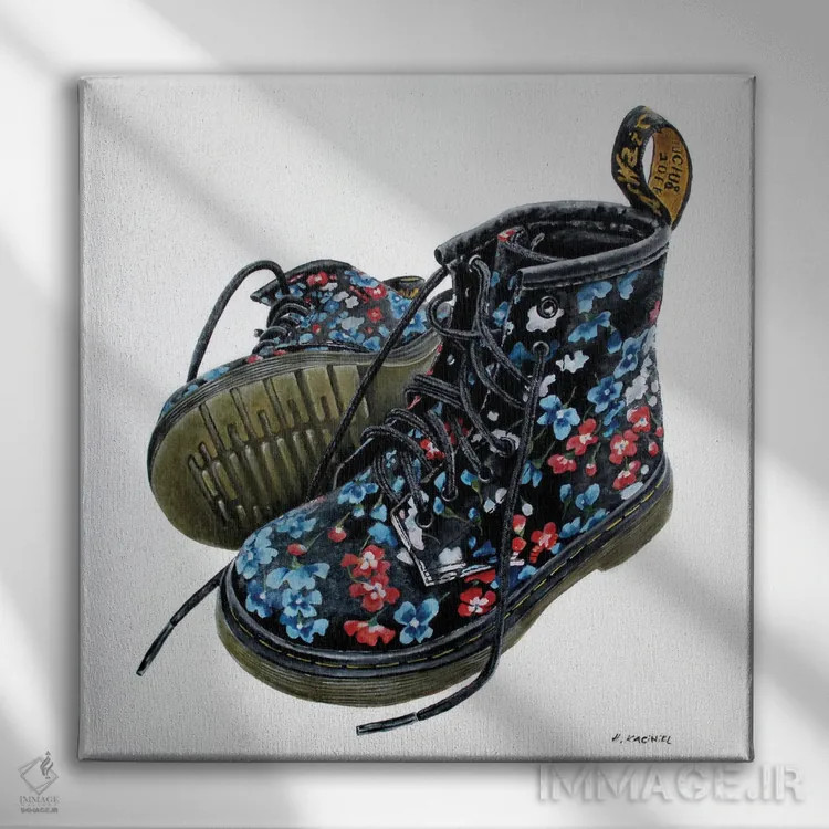 تابلو لباس فلوایر (برند/واژهسازی) اثر هانا کاچینیل - نمای روبهرو روی دیوار